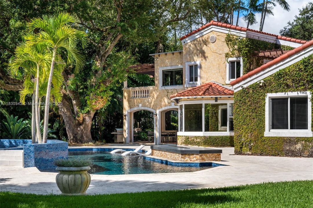 最近售出: $3,995,000 (6 贝兹, 5 浴室, 5207 平方英尺)