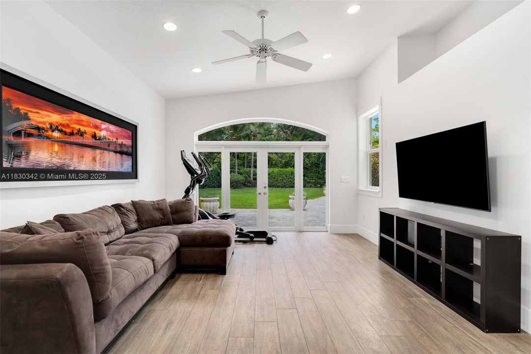 最近售出: $3,995,000 (6 贝兹, 5 浴室, 5207 平方英尺)