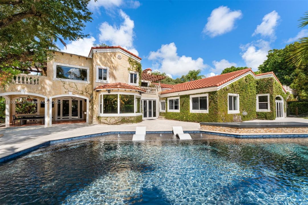 最近售出: $3,995,000 (6 贝兹, 5 浴室, 5207 平方英尺)