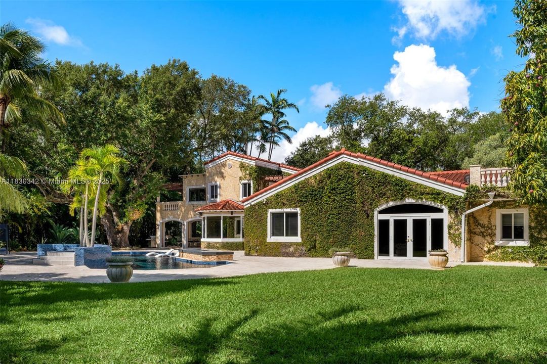 最近售出: $3,995,000 (6 贝兹, 5 浴室, 5207 平方英尺)