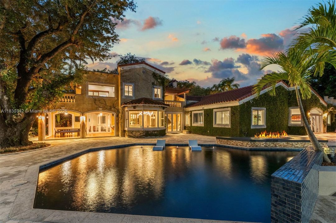 最近售出: $3,995,000 (6 贝兹, 5 浴室, 5207 平方英尺)