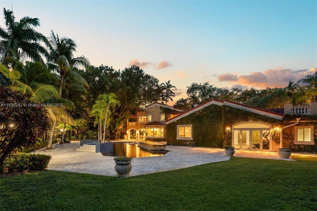 最近售出: $3,995,000 (6 贝兹, 5 浴室, 5207 平方英尺)