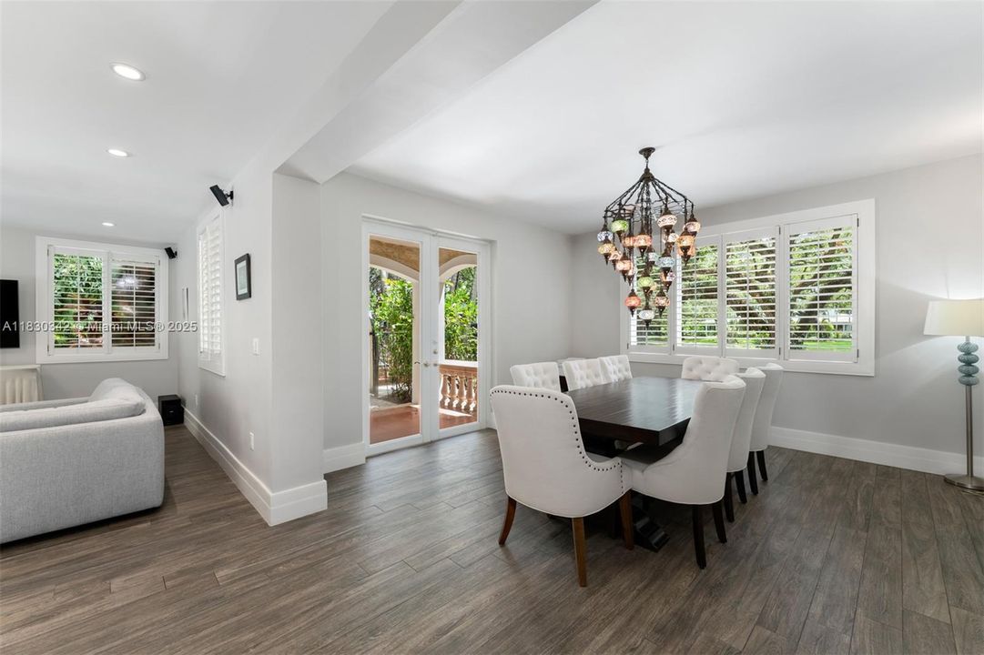 最近售出: $3,995,000 (6 贝兹, 5 浴室, 5207 平方英尺)