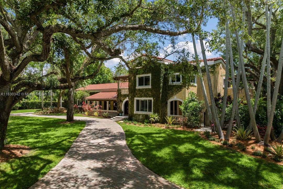 最近售出: $3,995,000 (6 贝兹, 5 浴室, 5207 平方英尺)