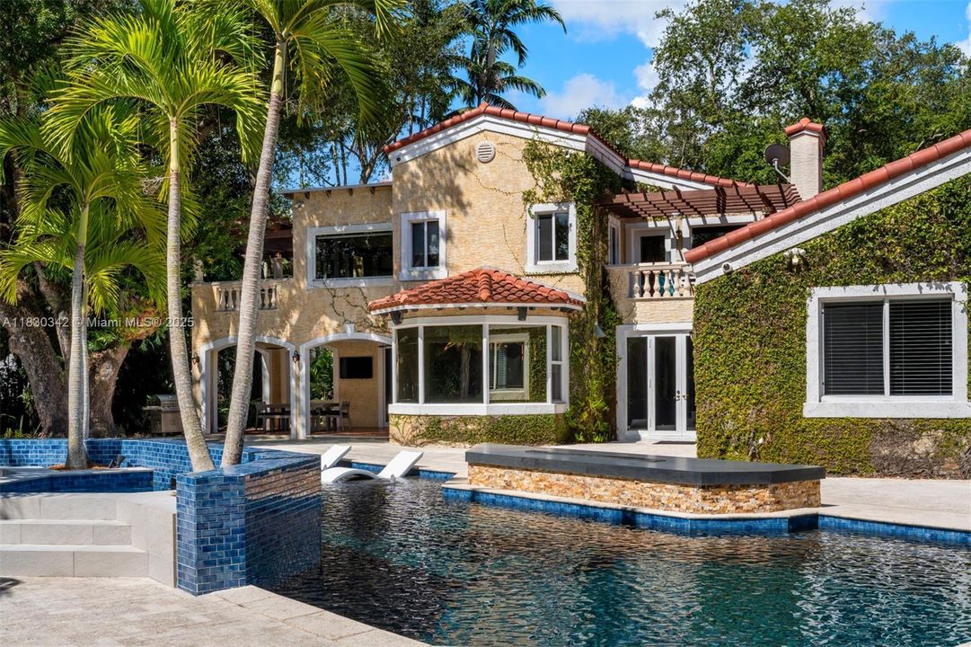 最近售出: $3,995,000 (6 贝兹, 5 浴室, 5207 平方英尺)