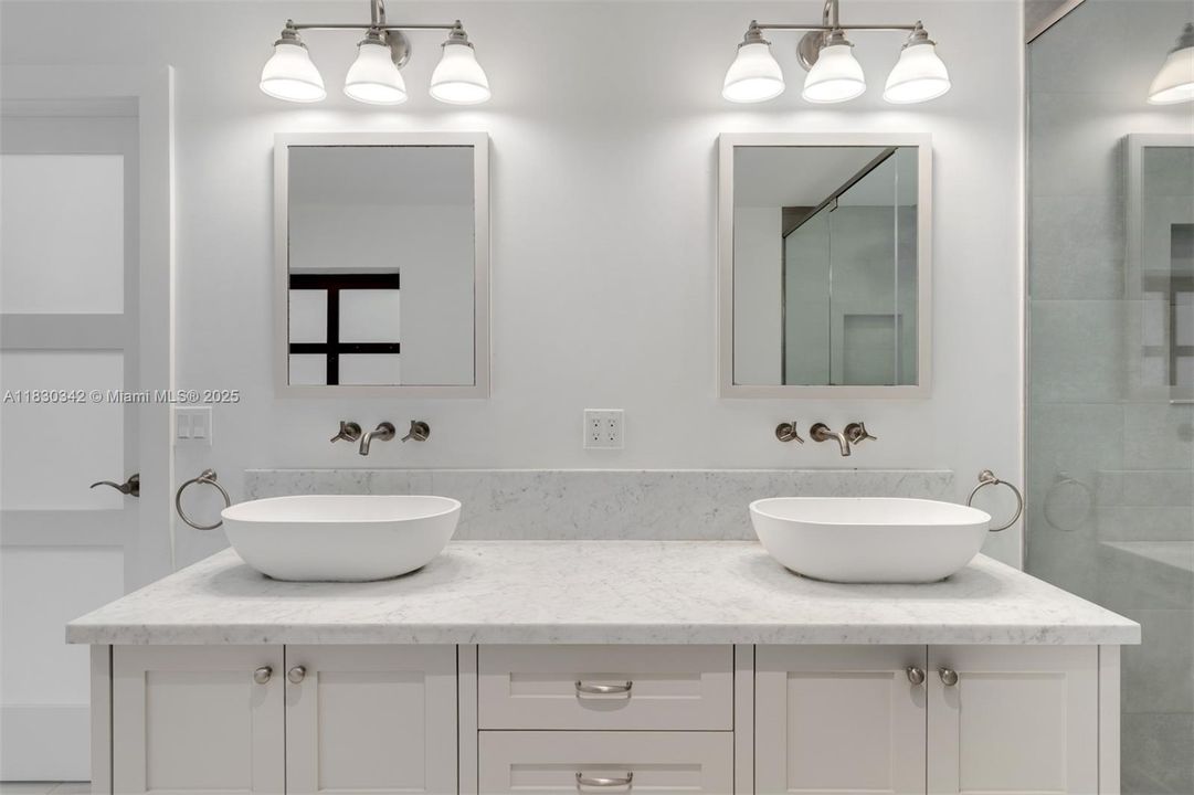 最近售出: $3,995,000 (6 贝兹, 5 浴室, 5207 平方英尺)