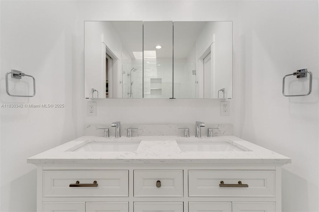 最近售出: $3,995,000 (6 贝兹, 5 浴室, 5207 平方英尺)