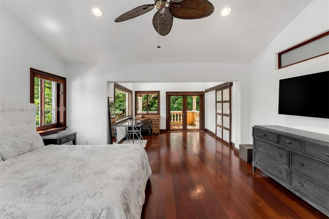 最近售出: $3,995,000 (6 贝兹, 5 浴室, 5207 平方英尺)