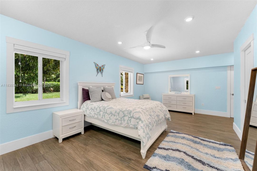 最近售出: $3,995,000 (6 贝兹, 5 浴室, 5207 平方英尺)