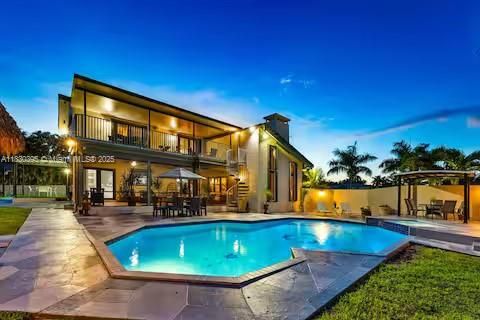 A backyard so fancy, even the pool looks like it’s on vacation!