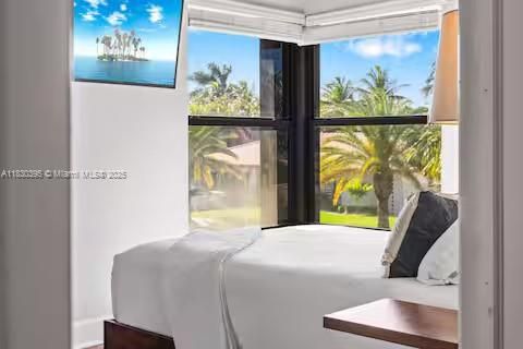 Wake up to palm trees and ocean dreams!