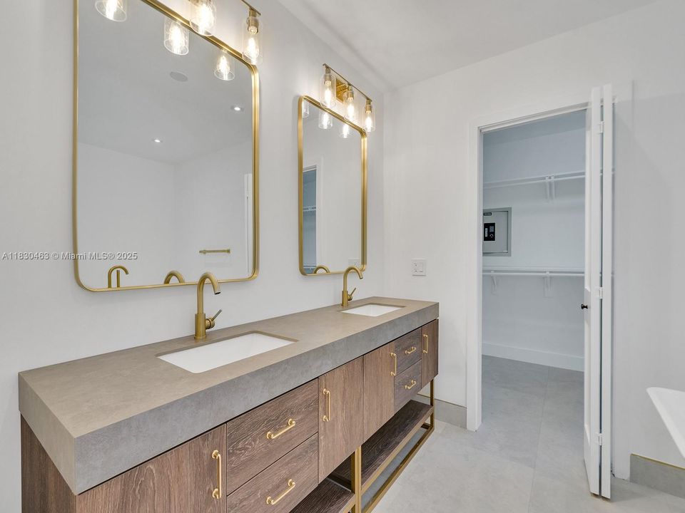 For Sale: $1,545,000 (5 beds, 3 baths, 2965 Square Feet)