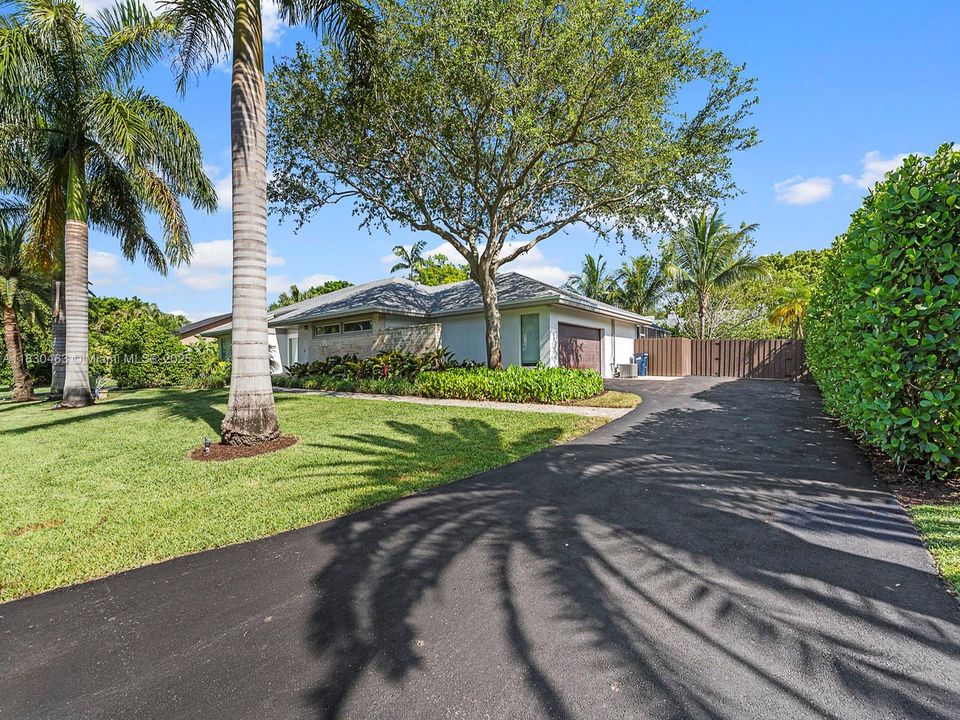 For Sale: $1,545,000 (5 beds, 3 baths, 2965 Square Feet)