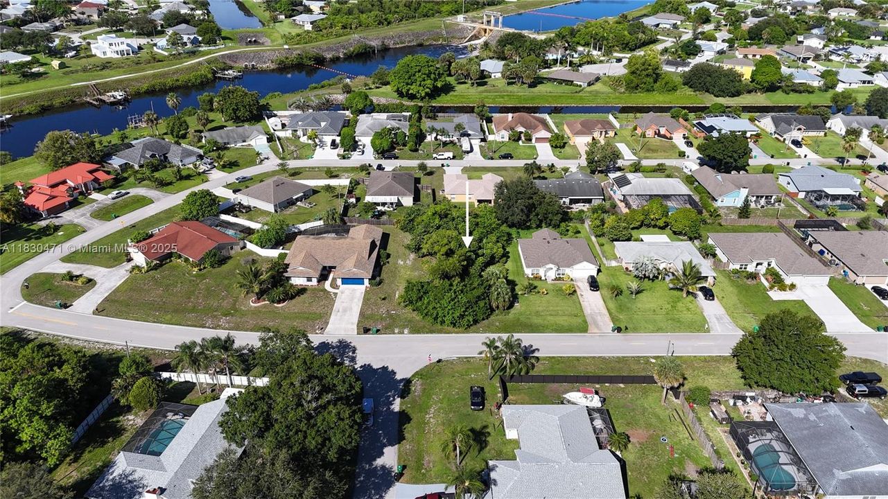 На продажу: $165,000 (0.23 acres)