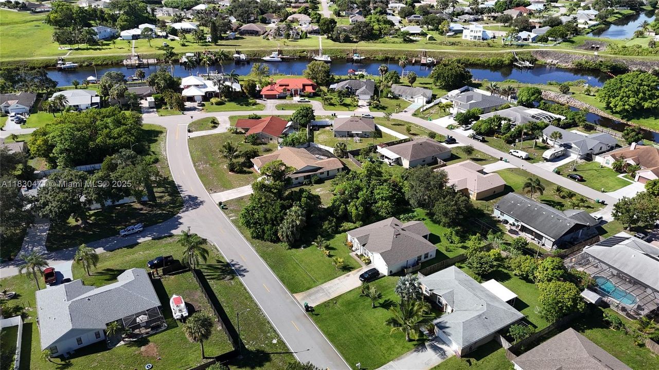 На продажу: $165,000 (0.23 acres)