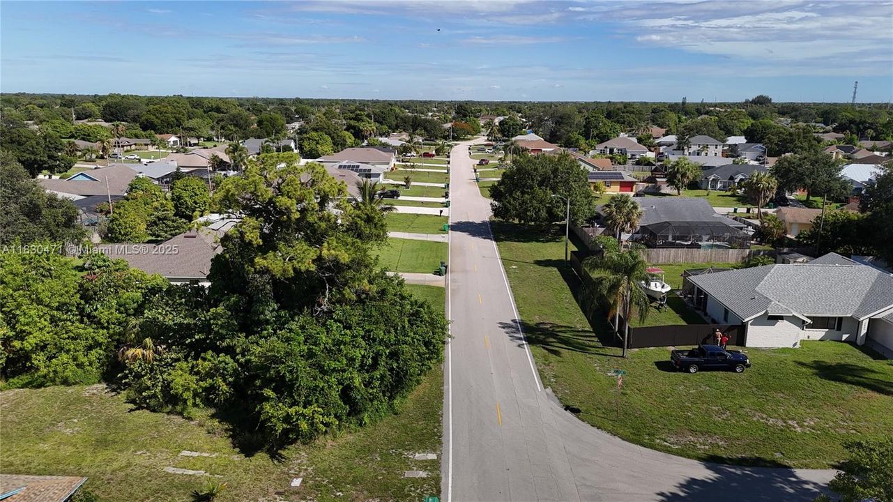 На продажу: $165,000 (0.23 acres)