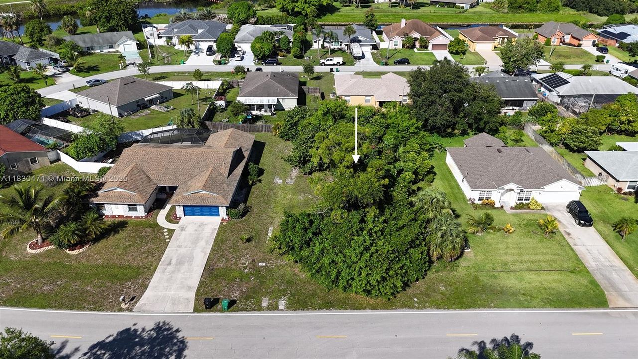 На продажу: $165,000 (0.23 acres)