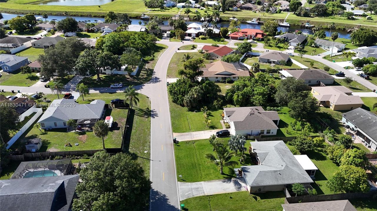 На продажу: $165,000 (0.23 acres)