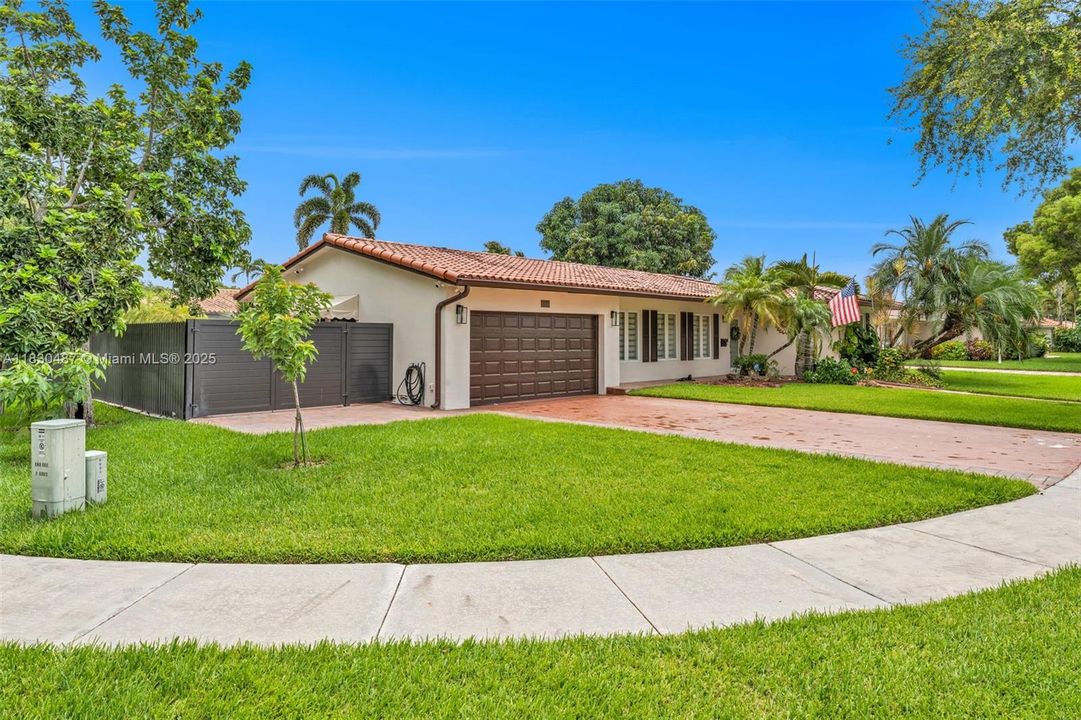 На продажу: $889,900 (3 спален, 2 ванн, 1307 Квадратных фут)