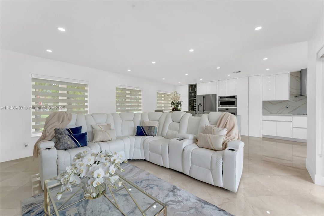 На продажу: $889,900 (3 спален, 2 ванн, 1307 Квадратных фут)