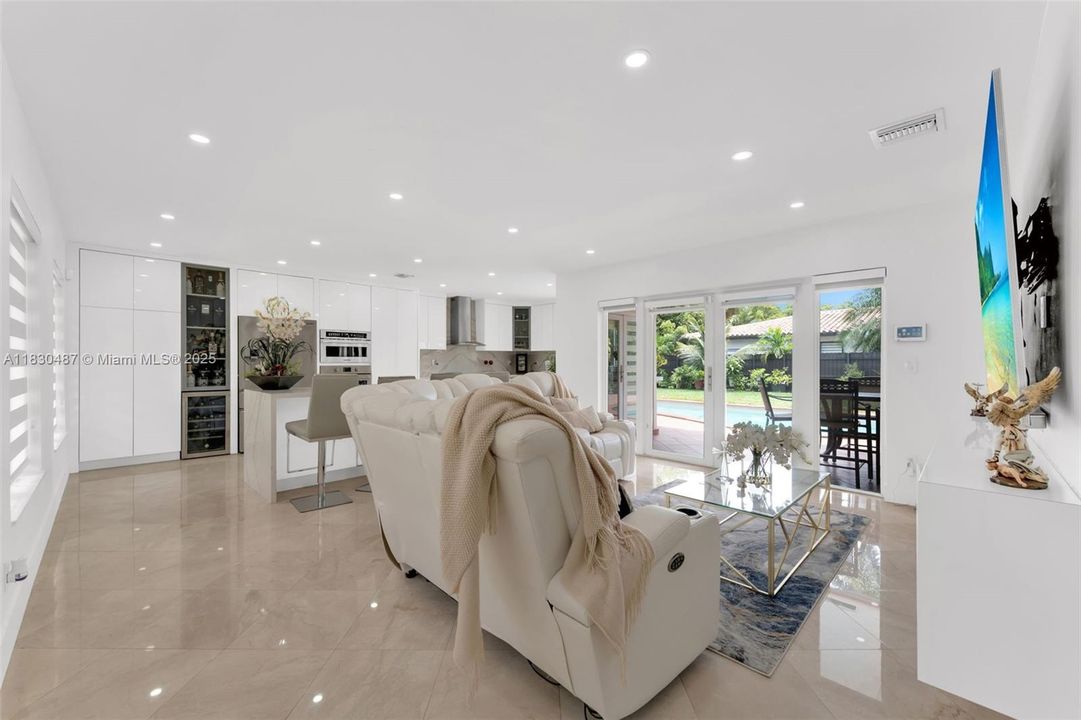 На продажу: $889,900 (3 спален, 2 ванн, 1307 Квадратных фут)