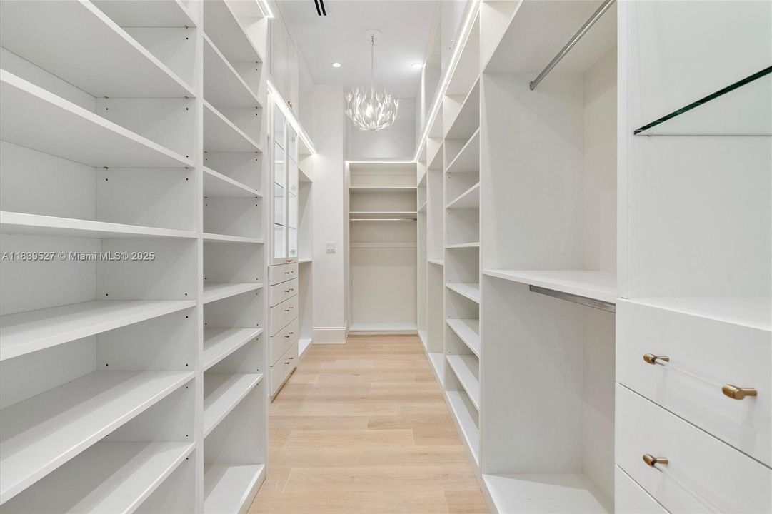 Activo con contrato: $5,995,000 (5 camas, 5 baños, 5119 Pies cuadrados)