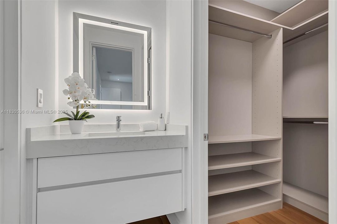 Recently Sold: $5,995,000 (6 beds, 6 baths, 6152 Square Feet)