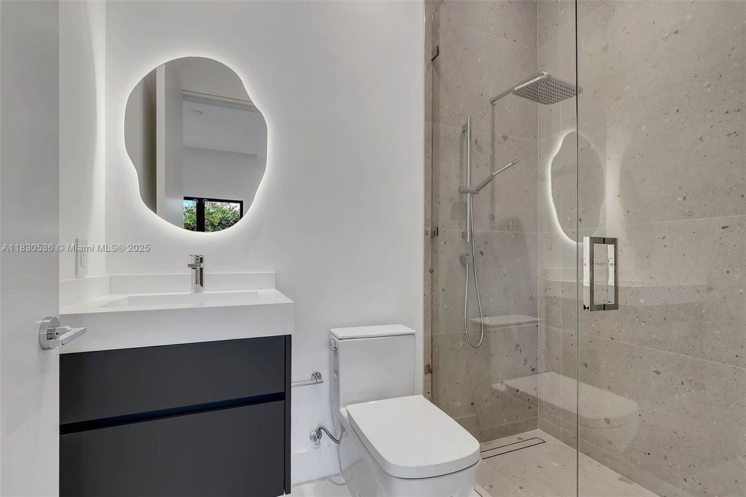 Recently Sold: $5,995,000 (6 beds, 6 baths, 6152 Square Feet)