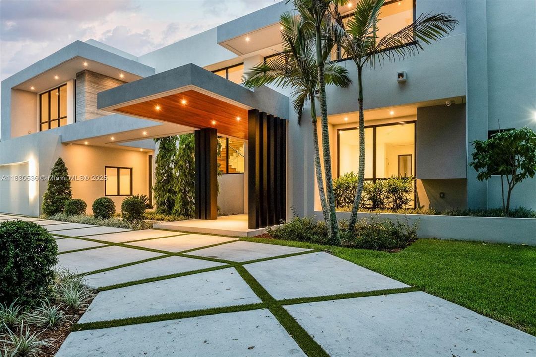 Recently Sold: $5,995,000 (6 beds, 6 baths, 6152 Square Feet)