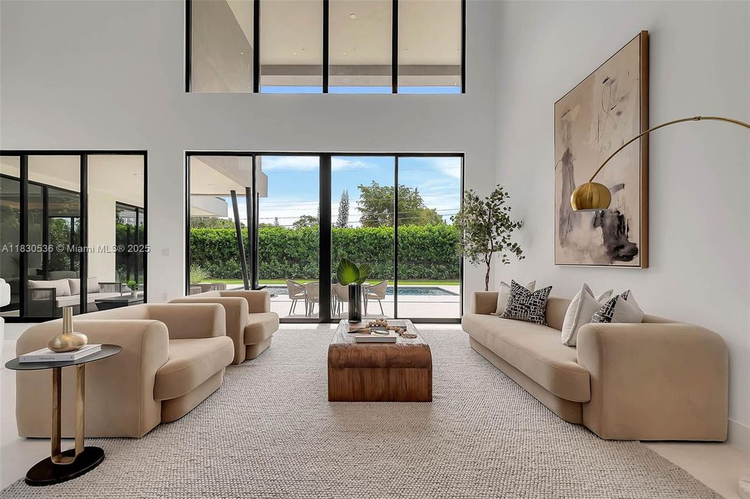 Recently Sold: $5,995,000 (6 beds, 6 baths, 6152 Square Feet)