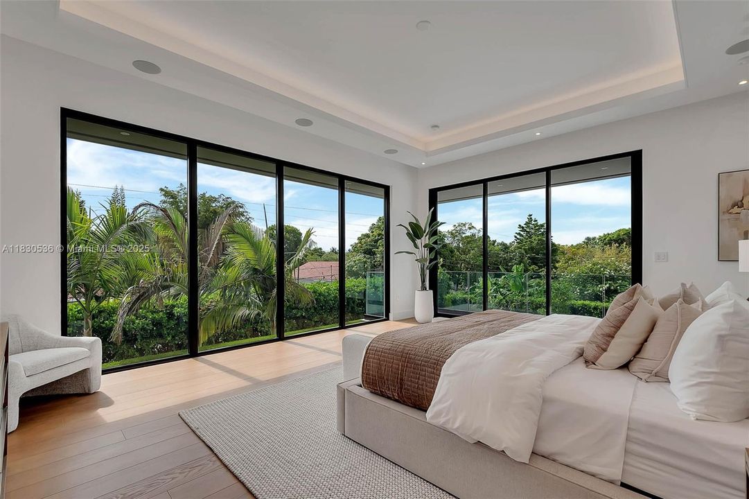 Recently Sold: $5,995,000 (6 beds, 6 baths, 6152 Square Feet)