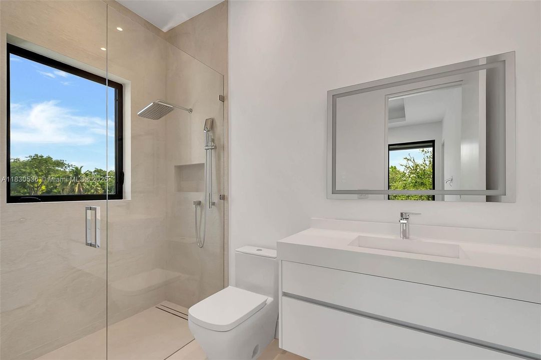 Recently Sold: $5,995,000 (6 beds, 6 baths, 6152 Square Feet)