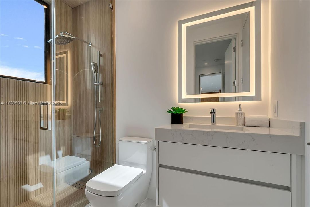 Recently Sold: $5,995,000 (6 beds, 6 baths, 6152 Square Feet)