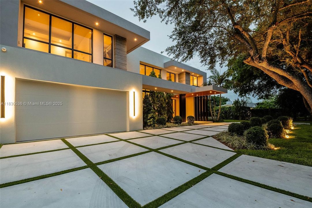 Recently Sold: $5,995,000 (6 beds, 6 baths, 6152 Square Feet)