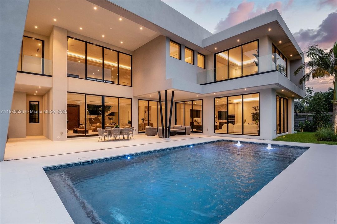 Recently Sold: $5,995,000 (6 beds, 6 baths, 6152 Square Feet)