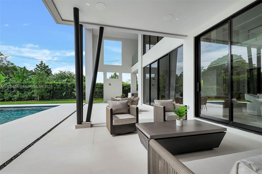 Recently Sold: $5,995,000 (6 beds, 6 baths, 6152 Square Feet)