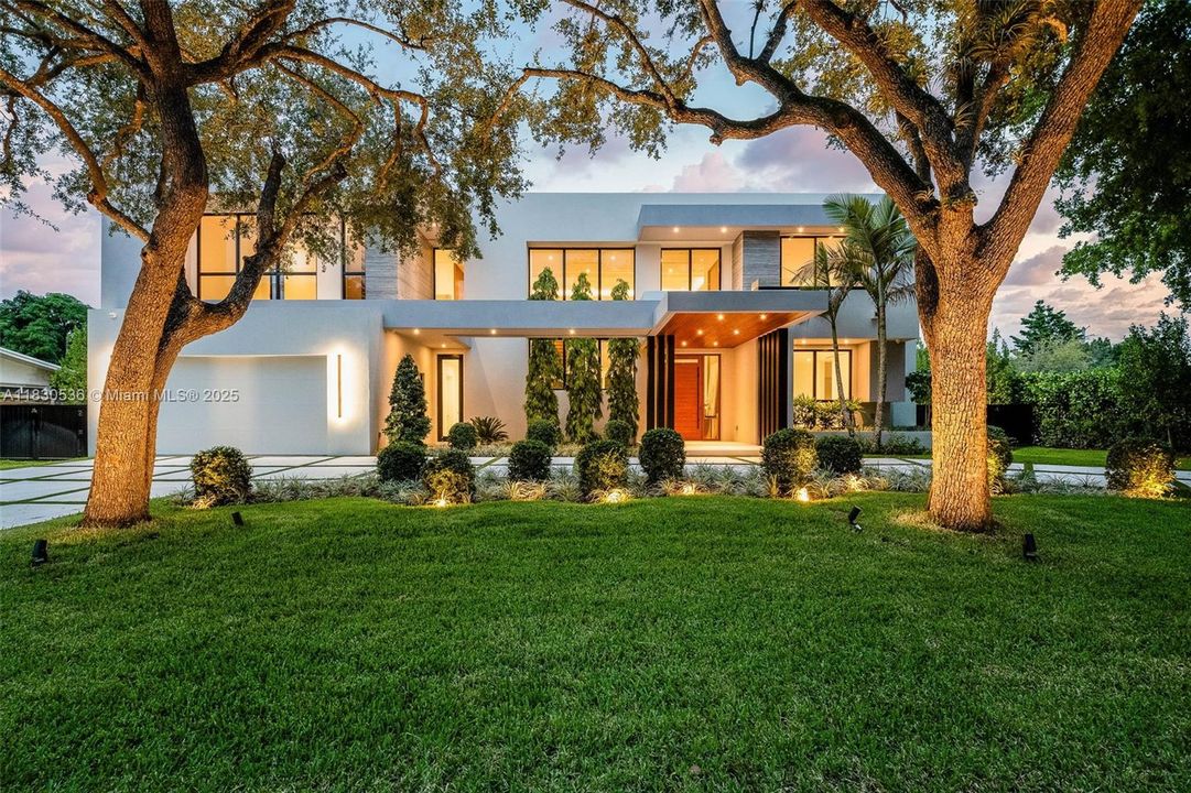 Recently Sold: $5,995,000 (6 beds, 6 baths, 6152 Square Feet)