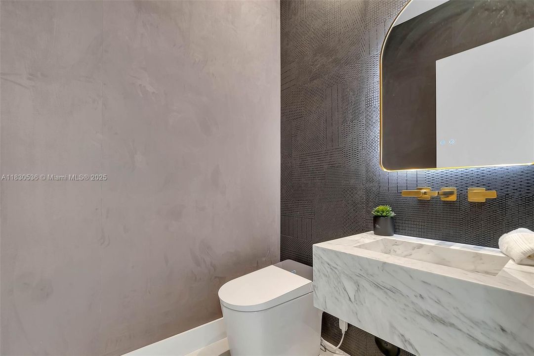 Recently Sold: $5,995,000 (6 beds, 6 baths, 6152 Square Feet)