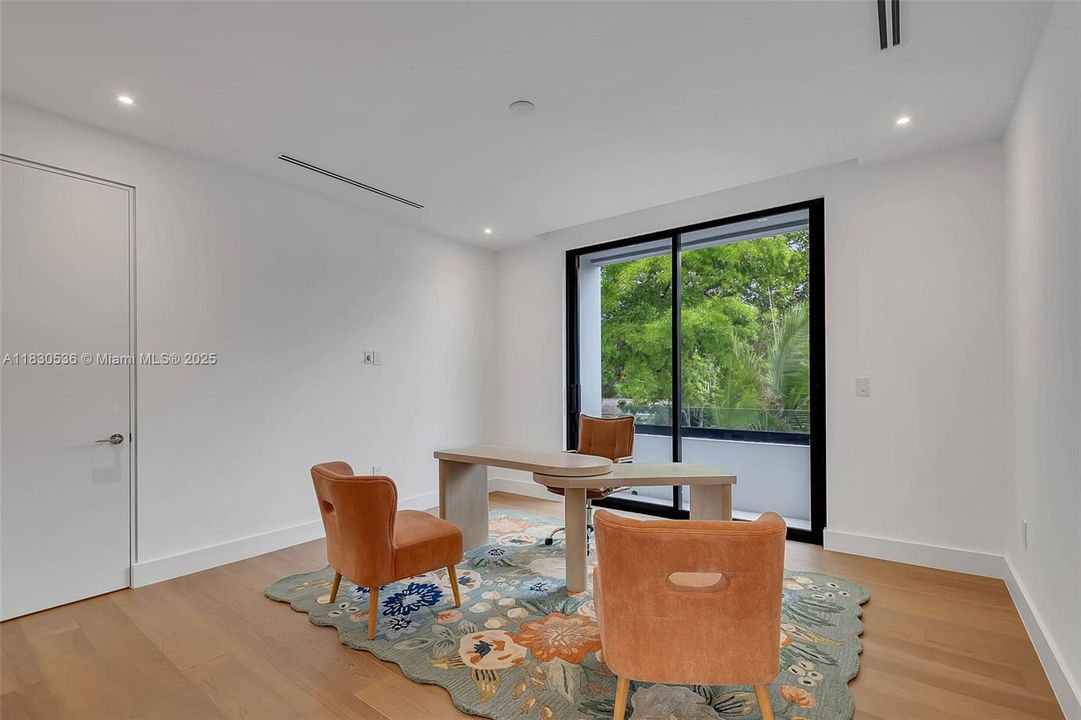 Recently Sold: $5,995,000 (6 beds, 6 baths, 6152 Square Feet)