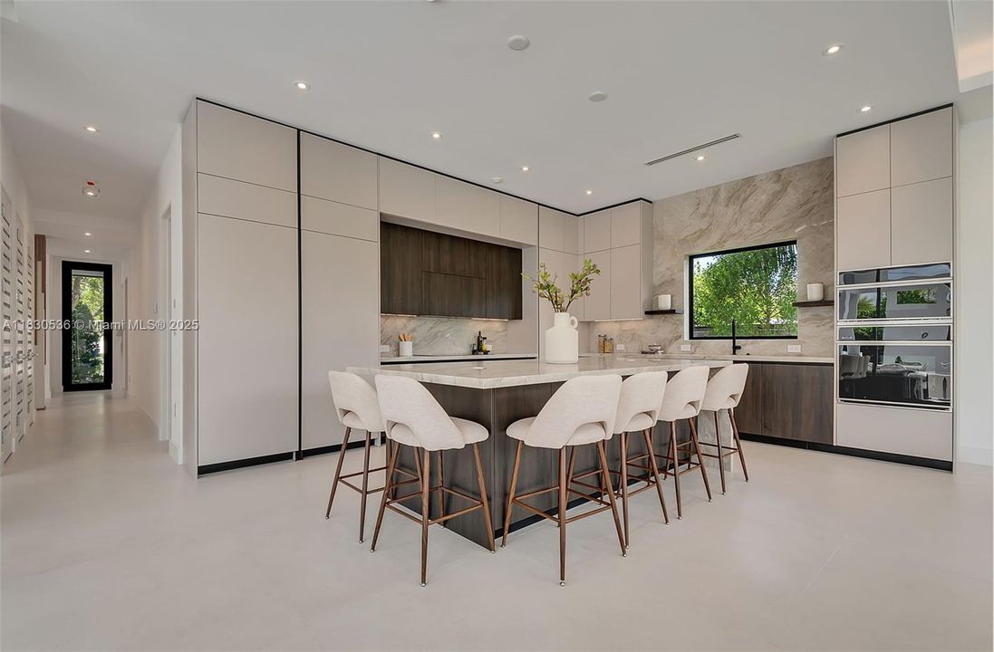 Recently Sold: $5,995,000 (6 beds, 6 baths, 6152 Square Feet)