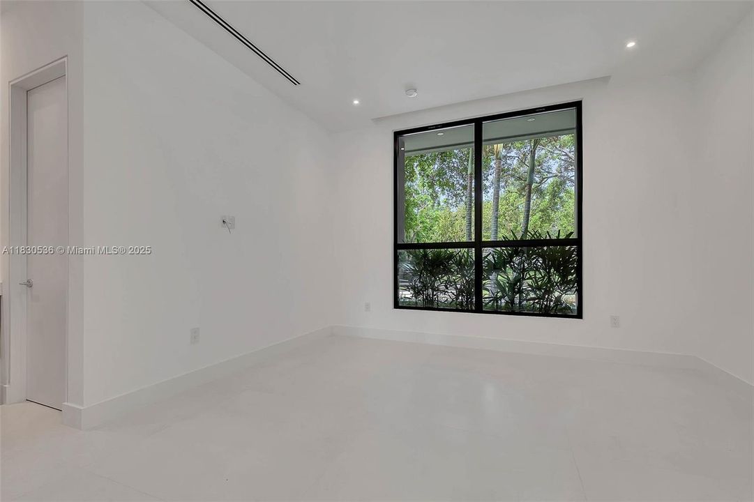 Recently Sold: $5,995,000 (6 beds, 6 baths, 6152 Square Feet)