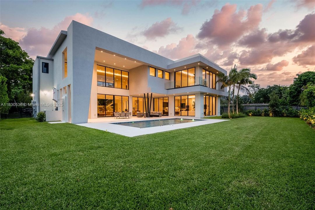 Recently Sold: $5,995,000 (6 beds, 6 baths, 6152 Square Feet)