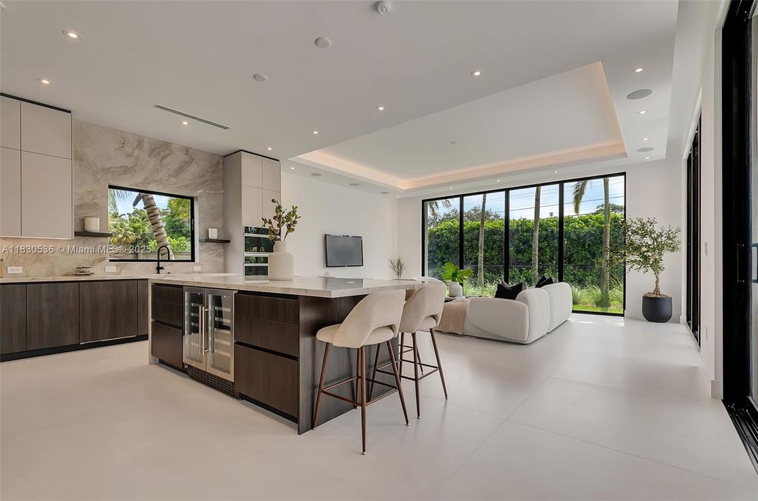 Recently Sold: $5,995,000 (6 beds, 6 baths, 6152 Square Feet)