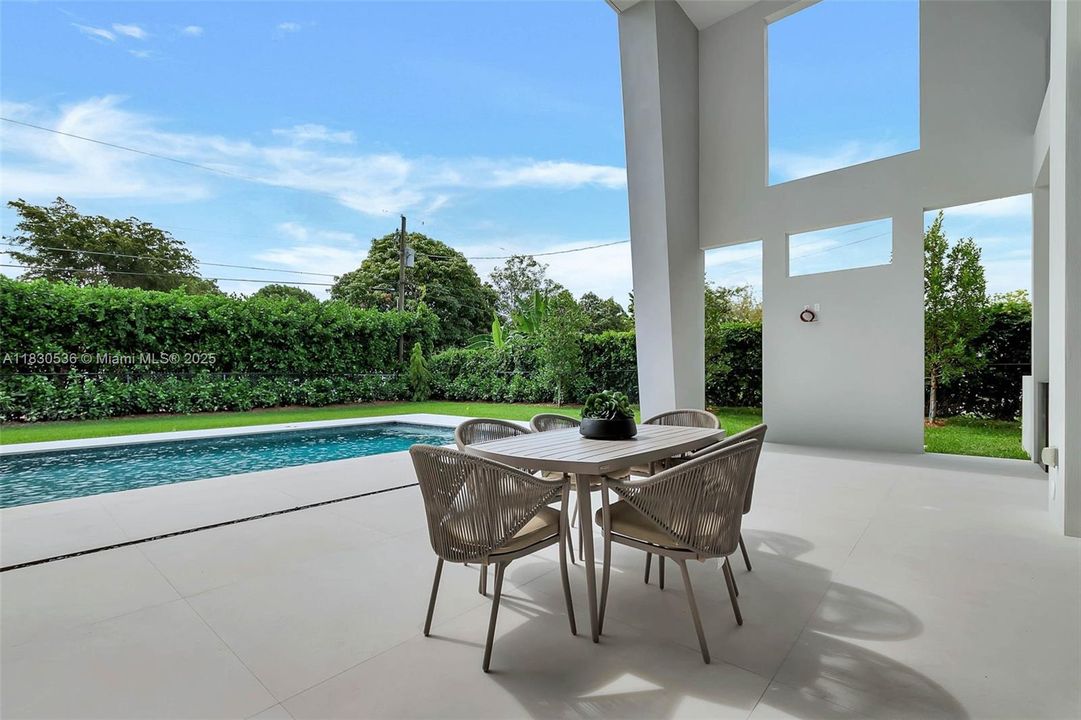 Recently Sold: $5,995,000 (6 beds, 6 baths, 6152 Square Feet)