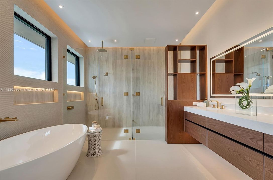 Recently Sold: $5,995,000 (6 beds, 6 baths, 6152 Square Feet)