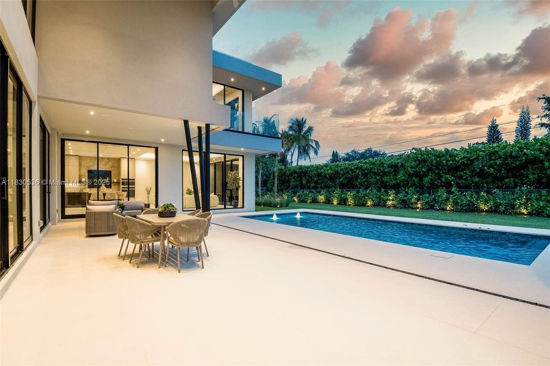 Recently Sold: $5,995,000 (6 beds, 6 baths, 6152 Square Feet)