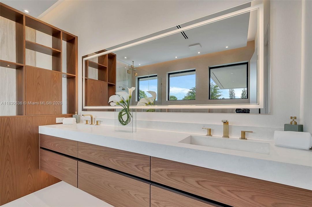 Recently Sold: $5,995,000 (6 beds, 6 baths, 6152 Square Feet)