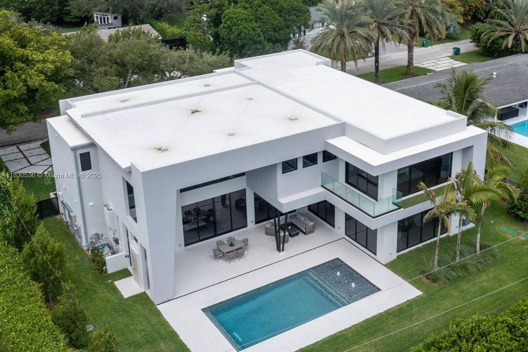 Recently Sold: $5,995,000 (6 beds, 6 baths, 6152 Square Feet)