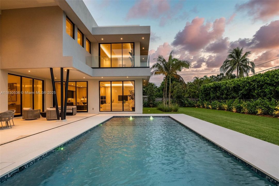 Recently Sold: $5,995,000 (6 beds, 6 baths, 6152 Square Feet)