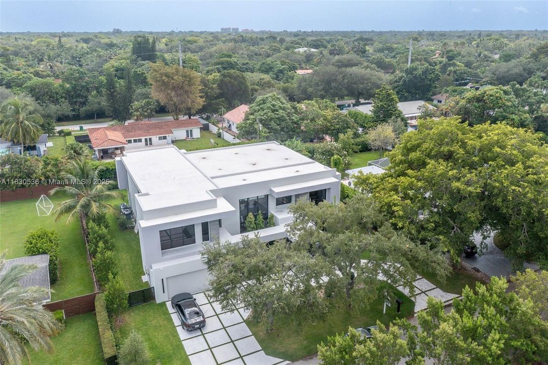 Recently Sold: $5,995,000 (6 beds, 6 baths, 6152 Square Feet)